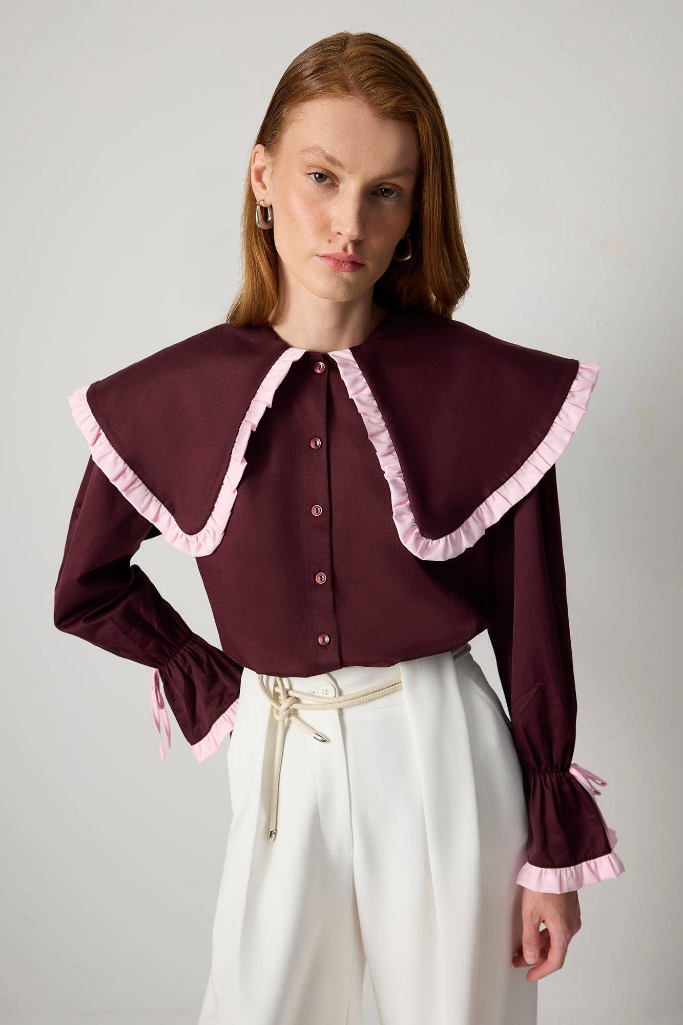 Camicia bordeaux con maxi colletto a contrasto e volant