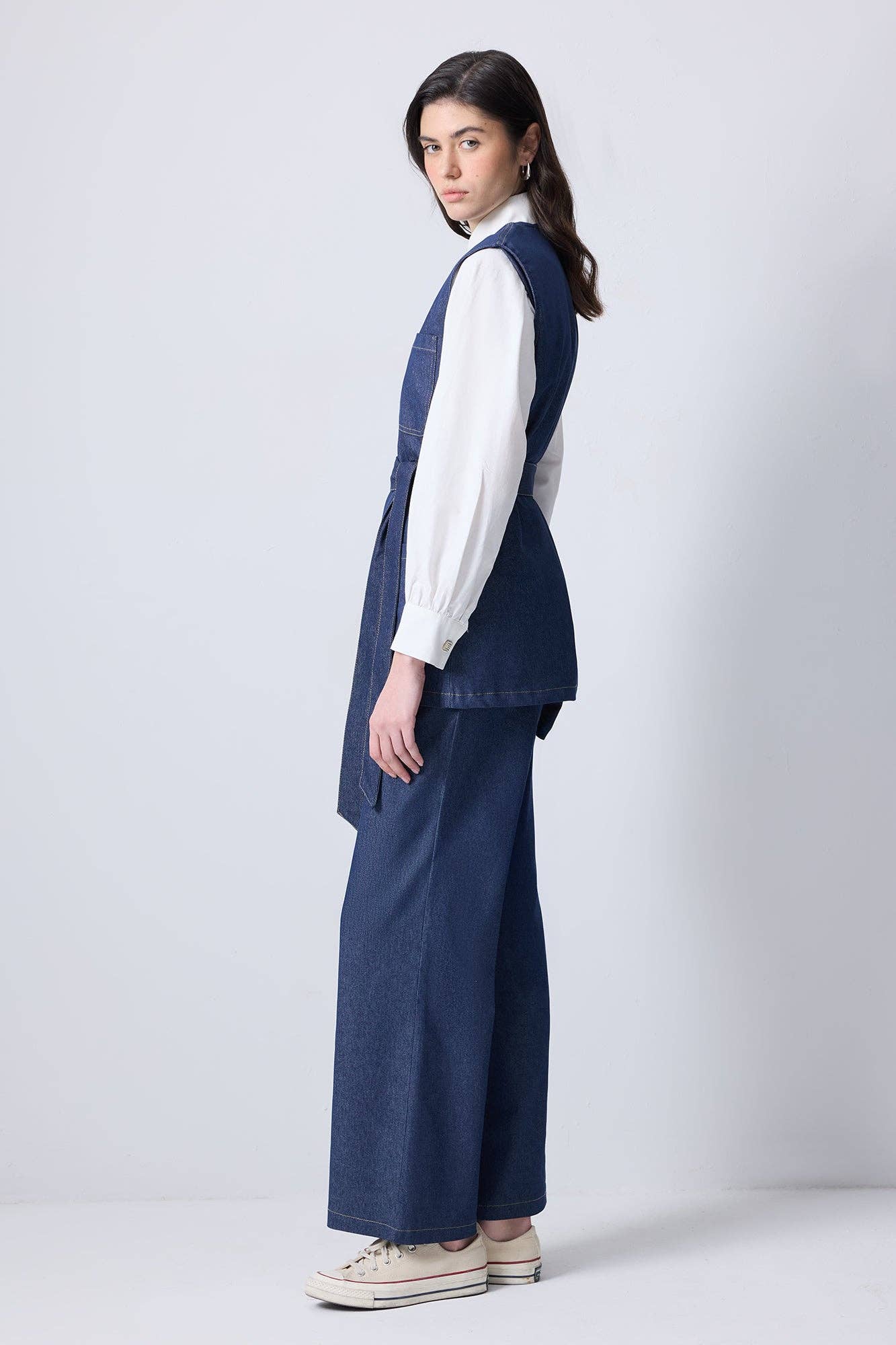 Set in denim con gilet e pantaloni con cintura