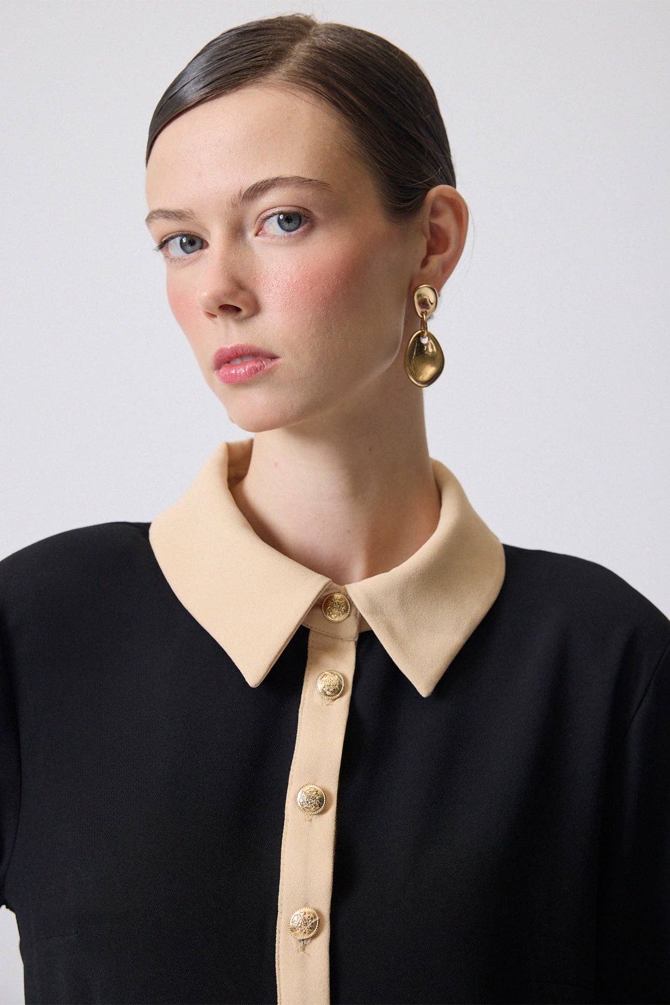 Camicia in crêpe bicolore con bottoni dorati