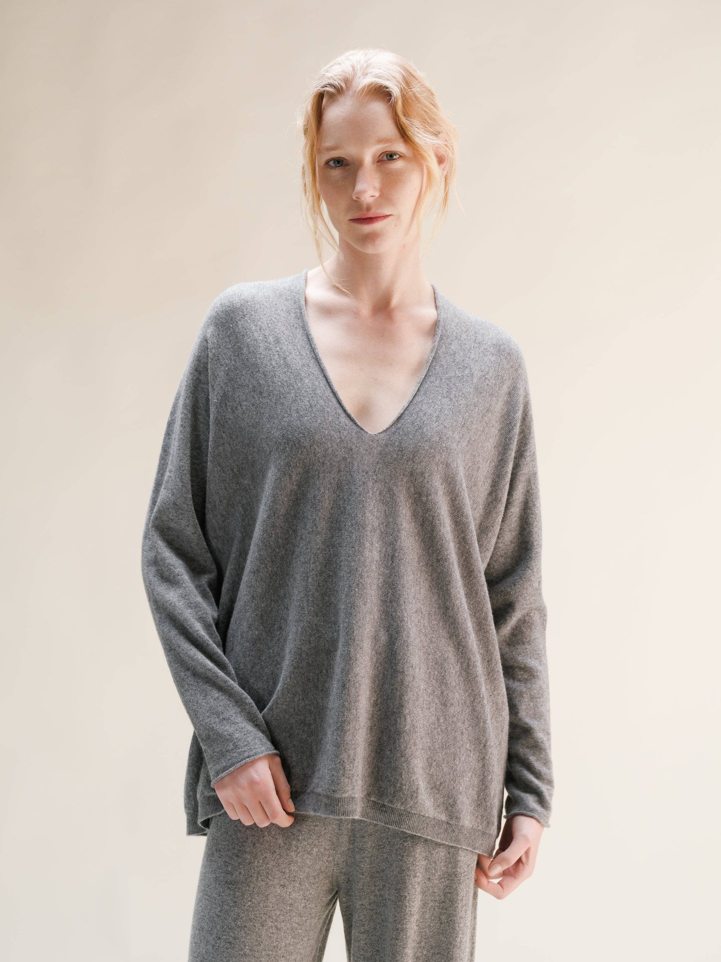 Maglione lungo con scollo a V profondo in misto cashmere