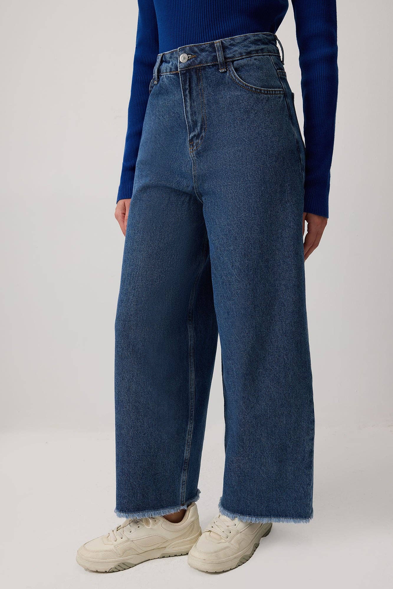 Pantaloni in denim a gamba dritta con orlo grezzo