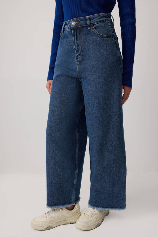 Pantaloni in denim a gamba dritta con orlo grezzo
