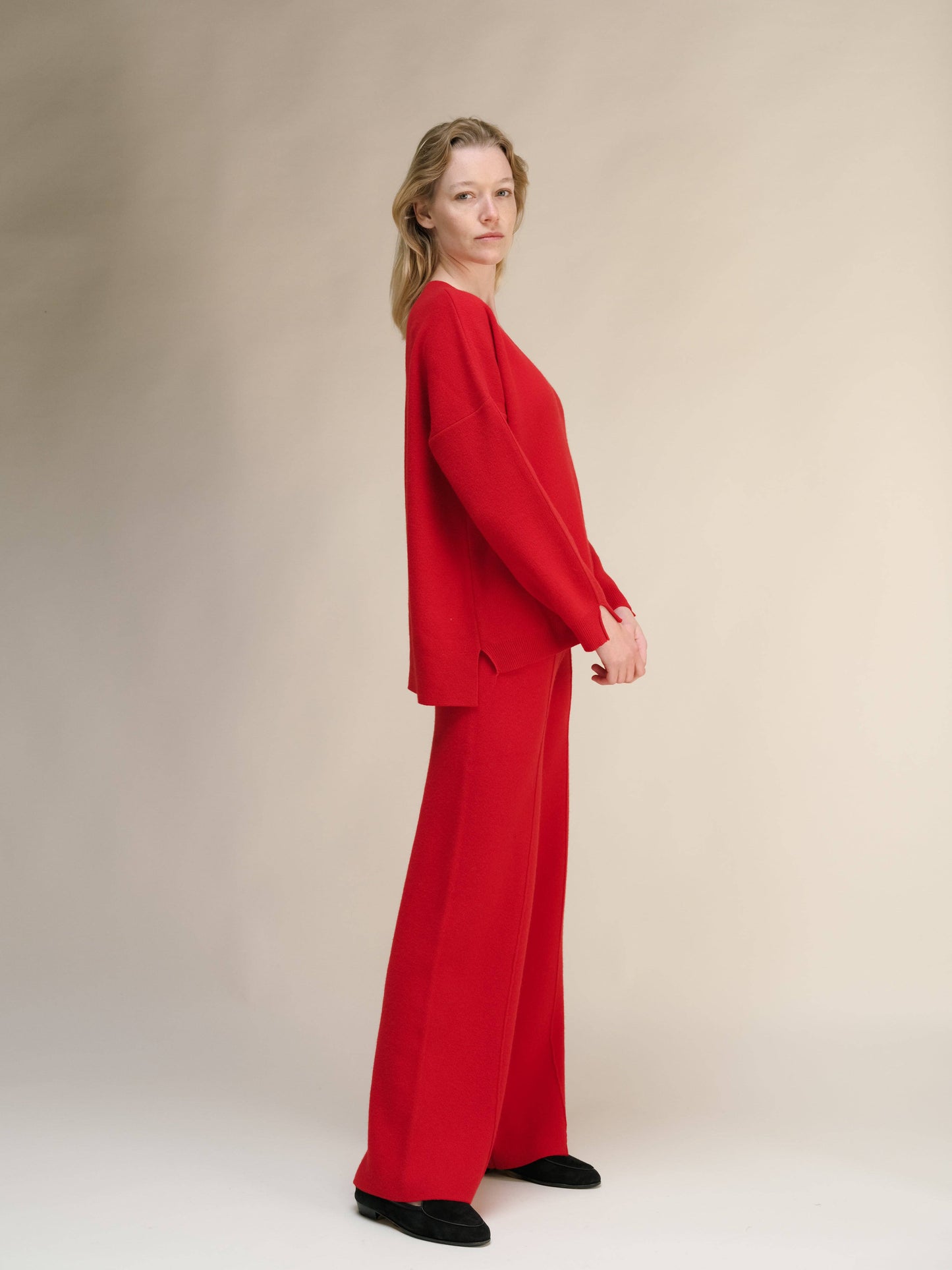 Maxi maglia oversize in misto cashmere con scollo a V e spacchi laterali