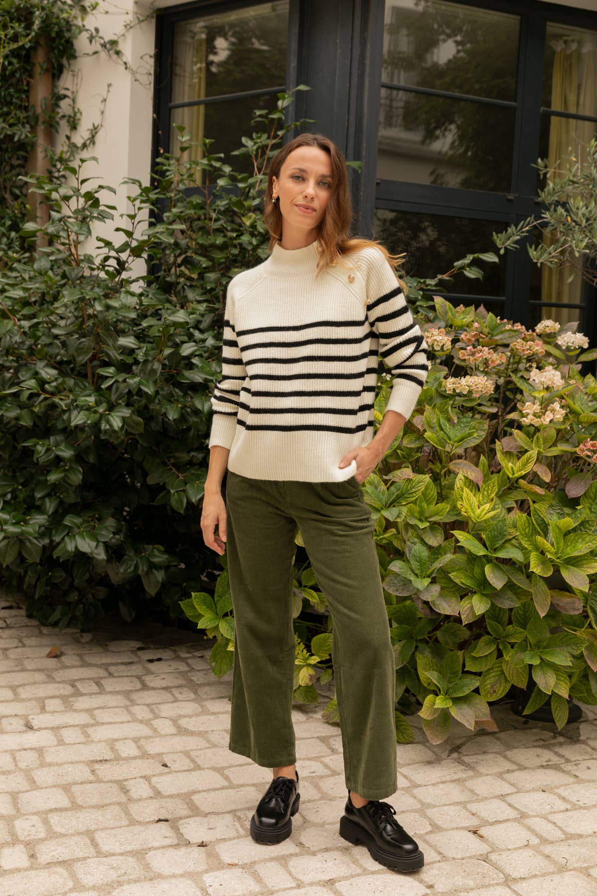 Maglione a righe con scollo abbottonato