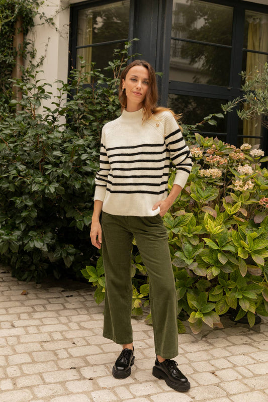 Maglione a righe con scollo abbottonato