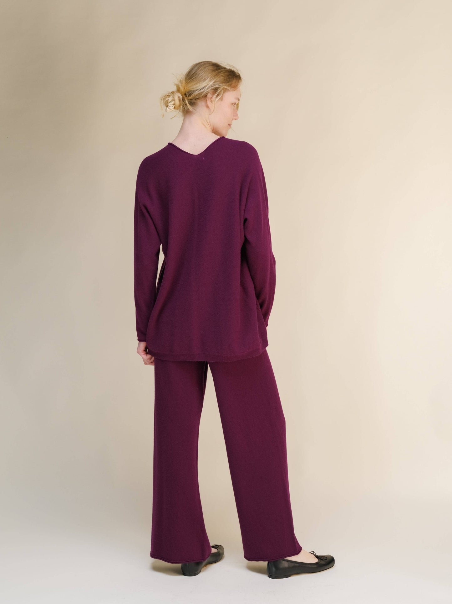 Maglione lungo con scollo a V profondo in misto cashmere