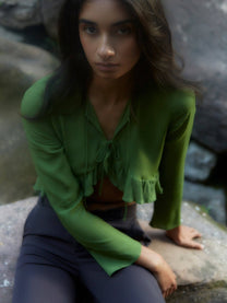 Blusa corta verde con fiocchi e volant