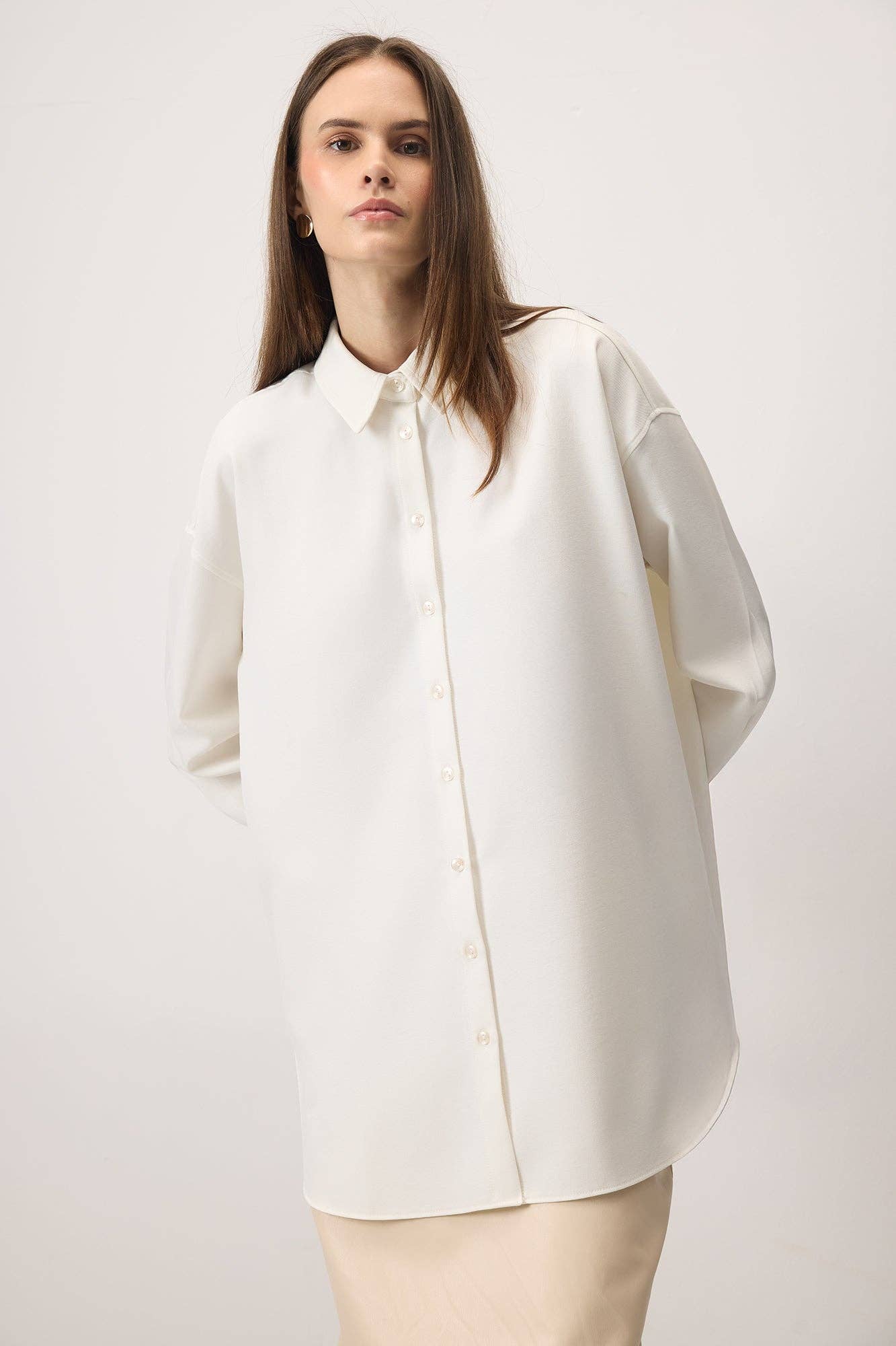 Camicia oversize ecrù a vestibilità comoda