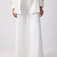 Completo ecru con blazer plissettato e pantaloni palazzo con cintura