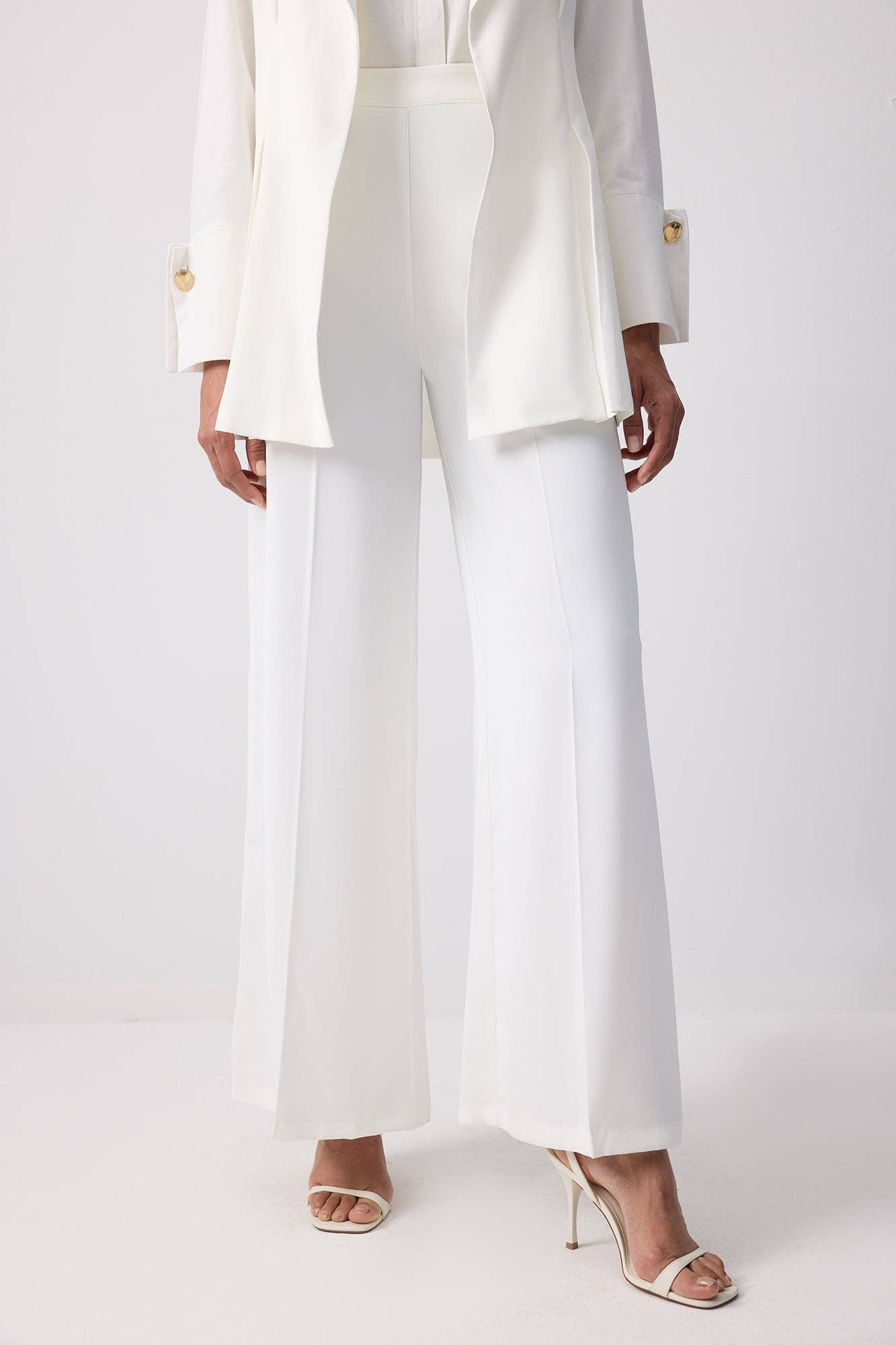 Completo ecru con blazer plissettato e pantaloni palazzo con cintura