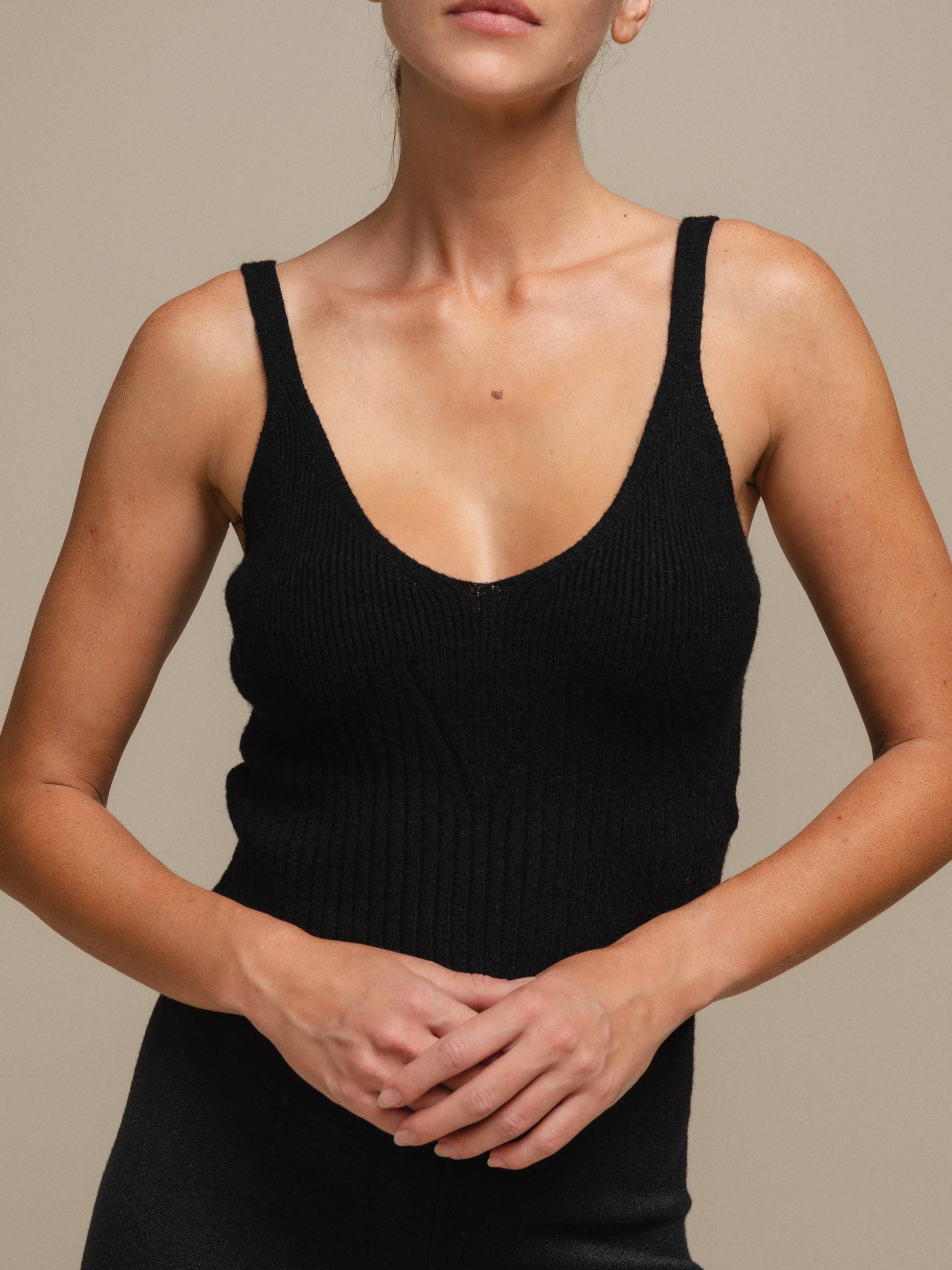 Top in maglia a coste con scollo a V