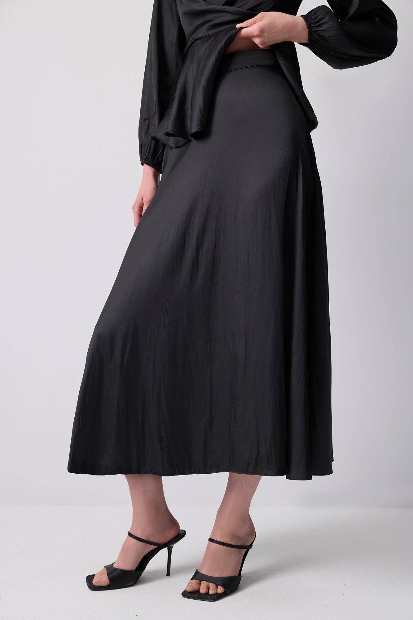 Completo raso nero con blusa peplo e nodo frontale