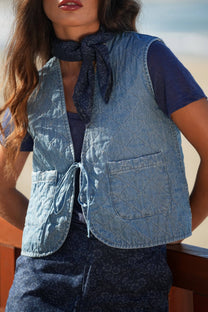 Gilet trapuntato in denim con laccetti