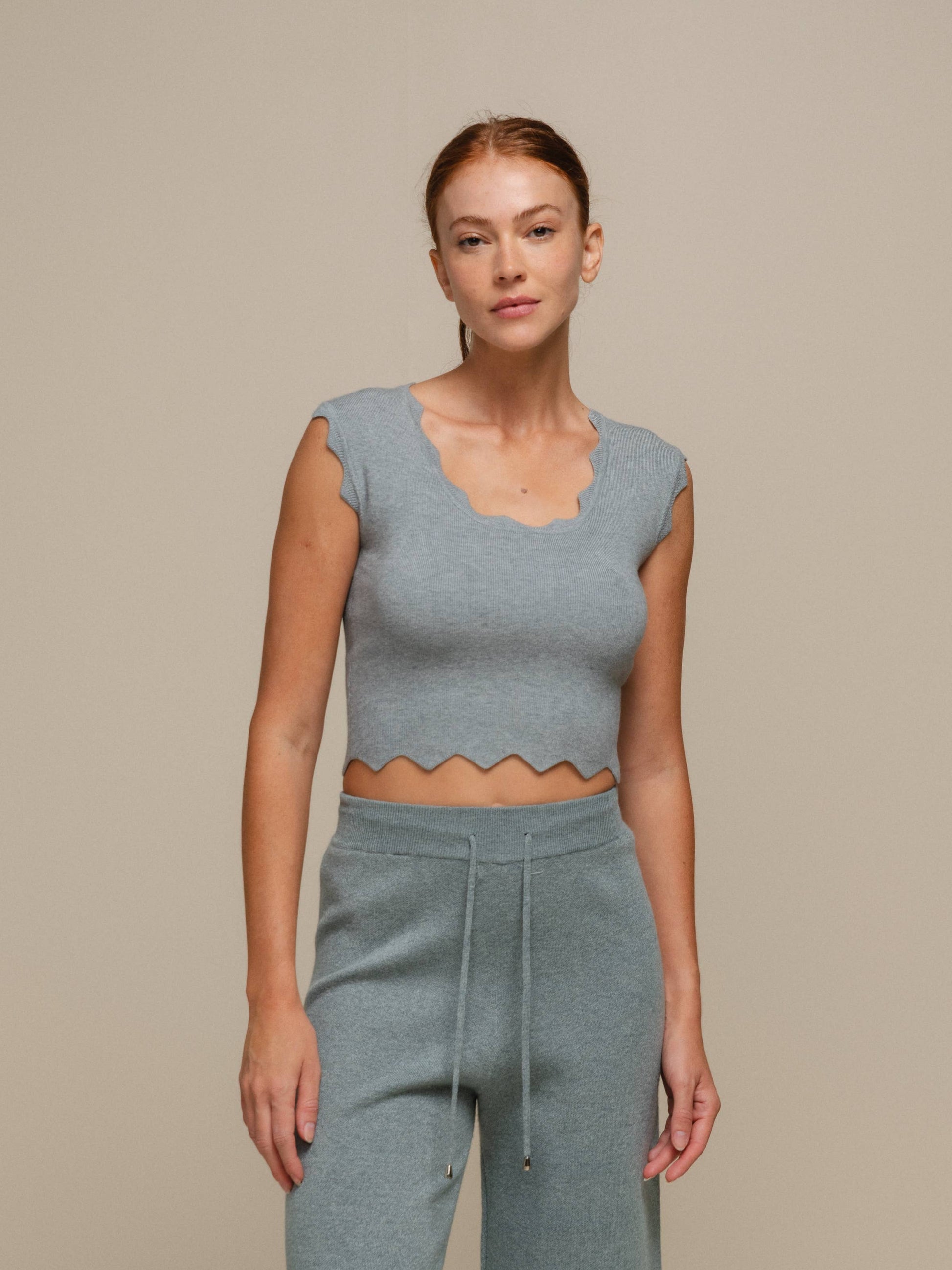 Top crop in maglia a costine con bordo ondulato