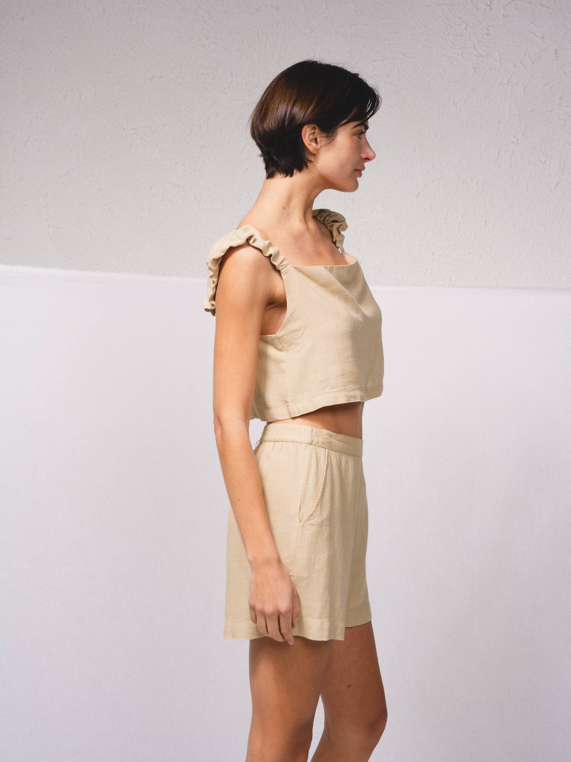 Top corto in lino con spalline arricciate