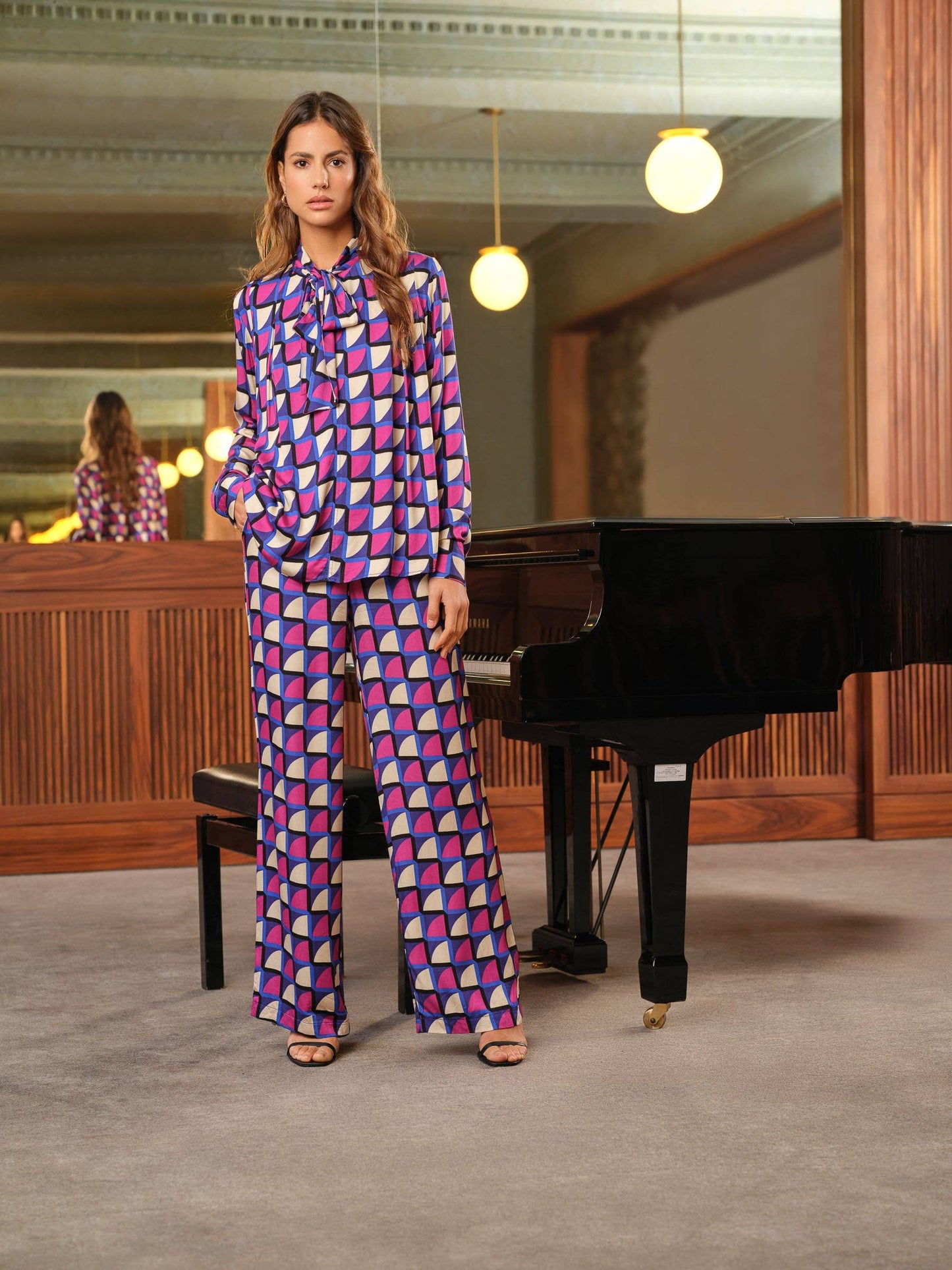 Blusa in viscosa con fiocco e stampa geometrica