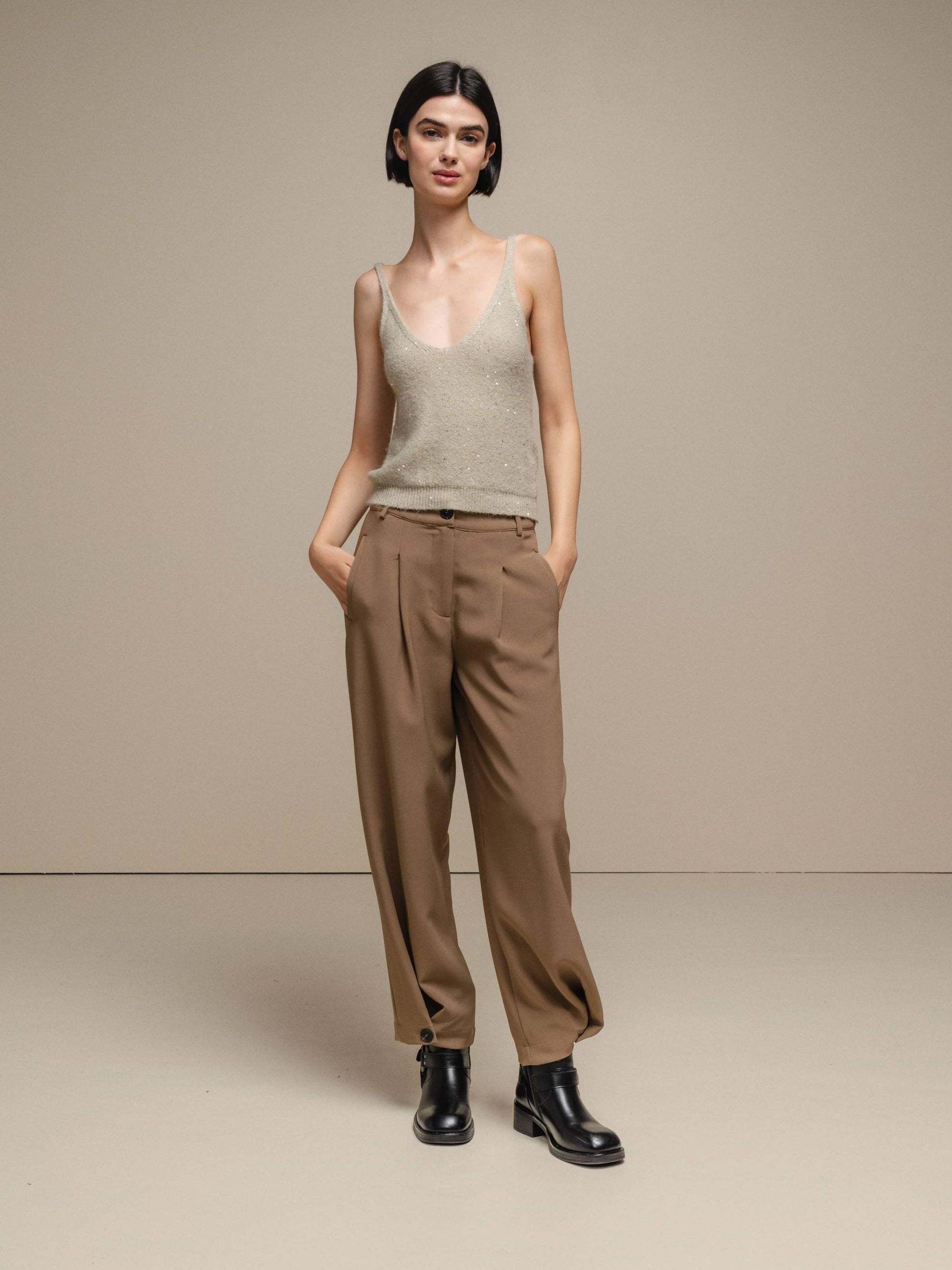 Canotta in maglia lurex versatile con scollo a V