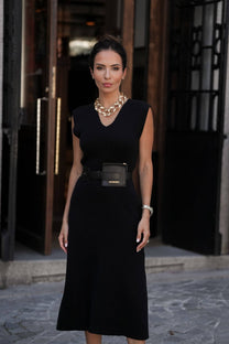 Abito midi nero con scollo a V