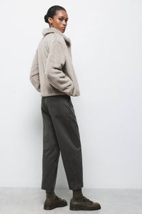 Pantaloni slim essenziali con tasche laterali