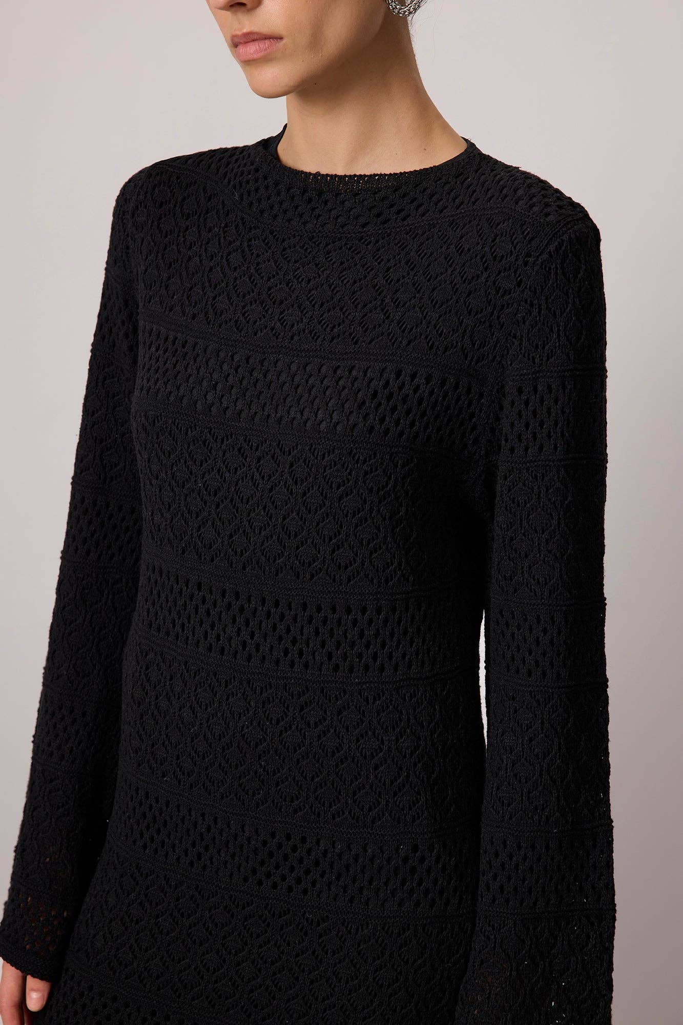 Abito lungo in maglia crochet con maniche lunghe