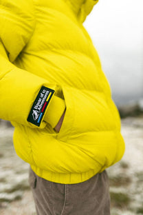 Piumino giallo in poliestere riciclato con cappuccio