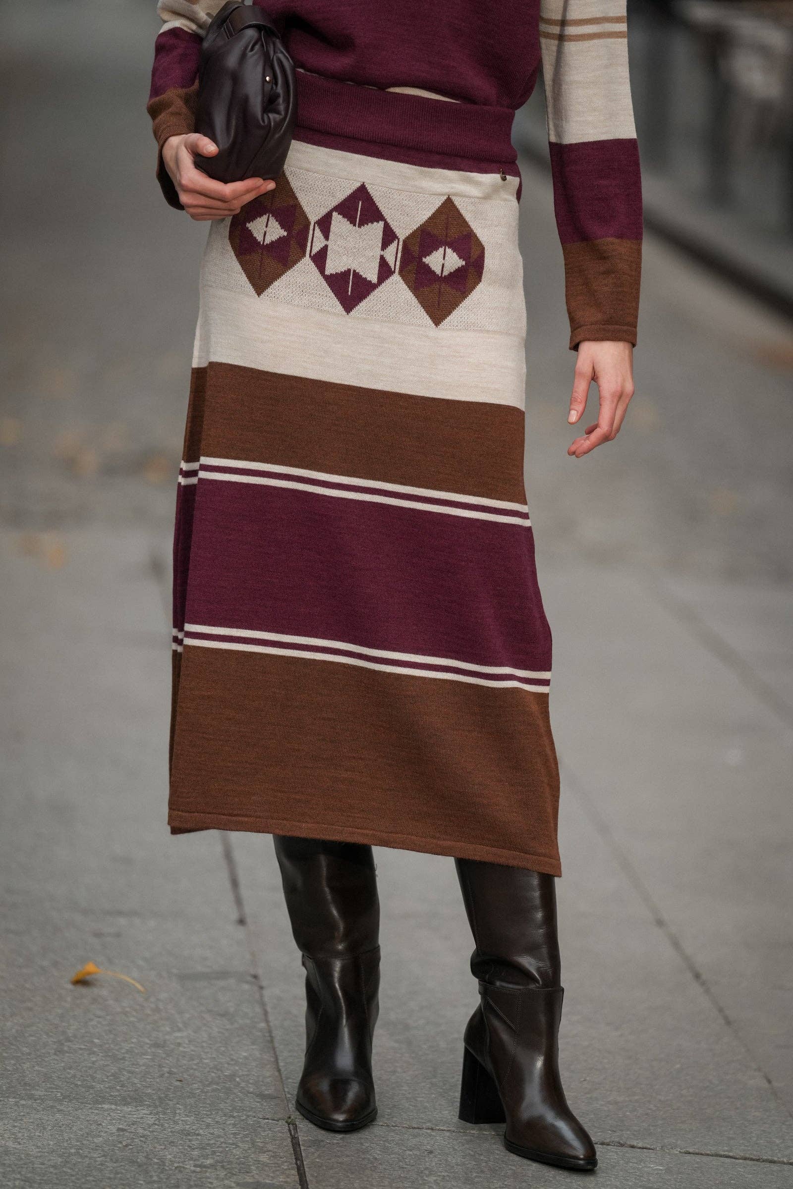 Gonna midi in maglia a righe bordeaux e marrone