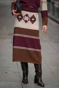 Gonna midi in maglia a righe bordeaux e marrone