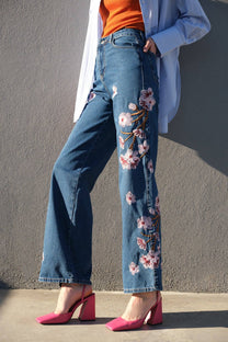 Jeans in denim a vita alta con ricamo floreale