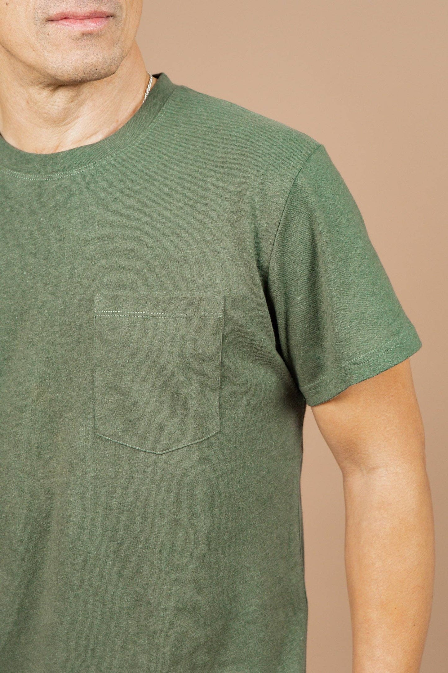 T-shirt con taschino in canapa biologica color Cipresso