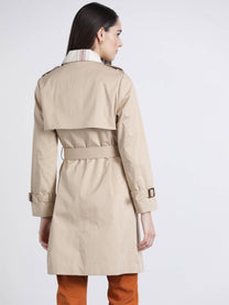 Trench in gabardine beige con cintura e colletto a quadri