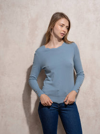 Maglia in maglia girocollo con bottoni dorati