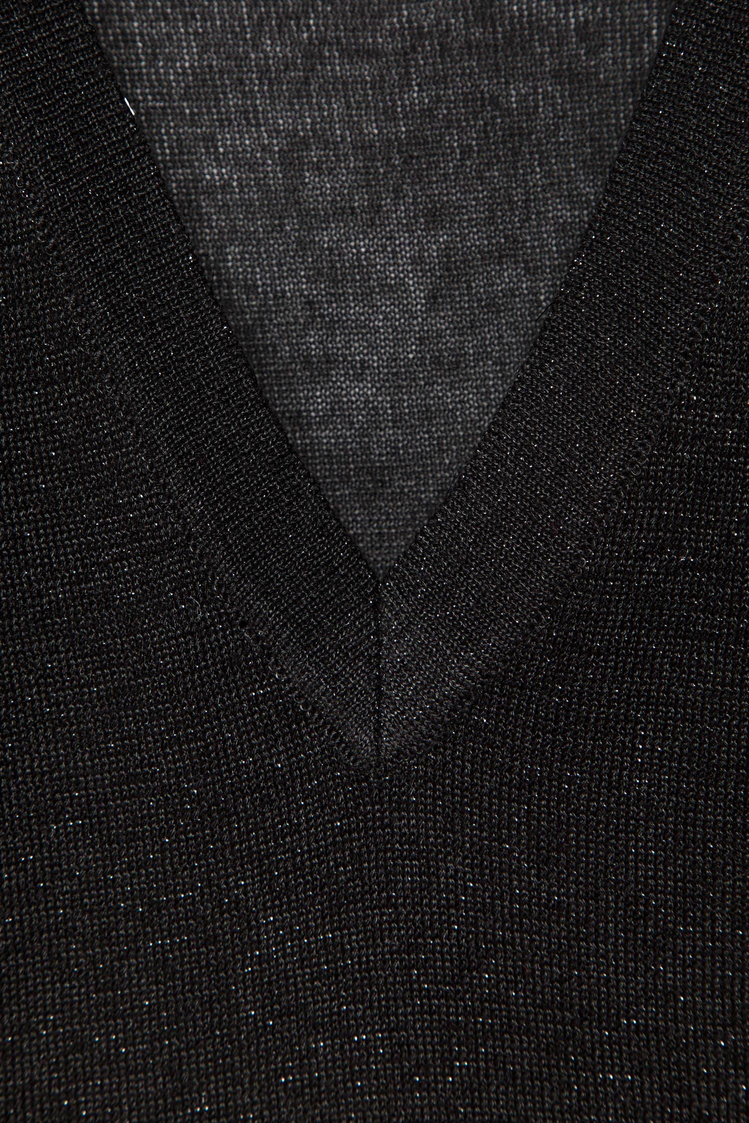 Maglione in maglia rasata con scollo a V e dettagli metallici