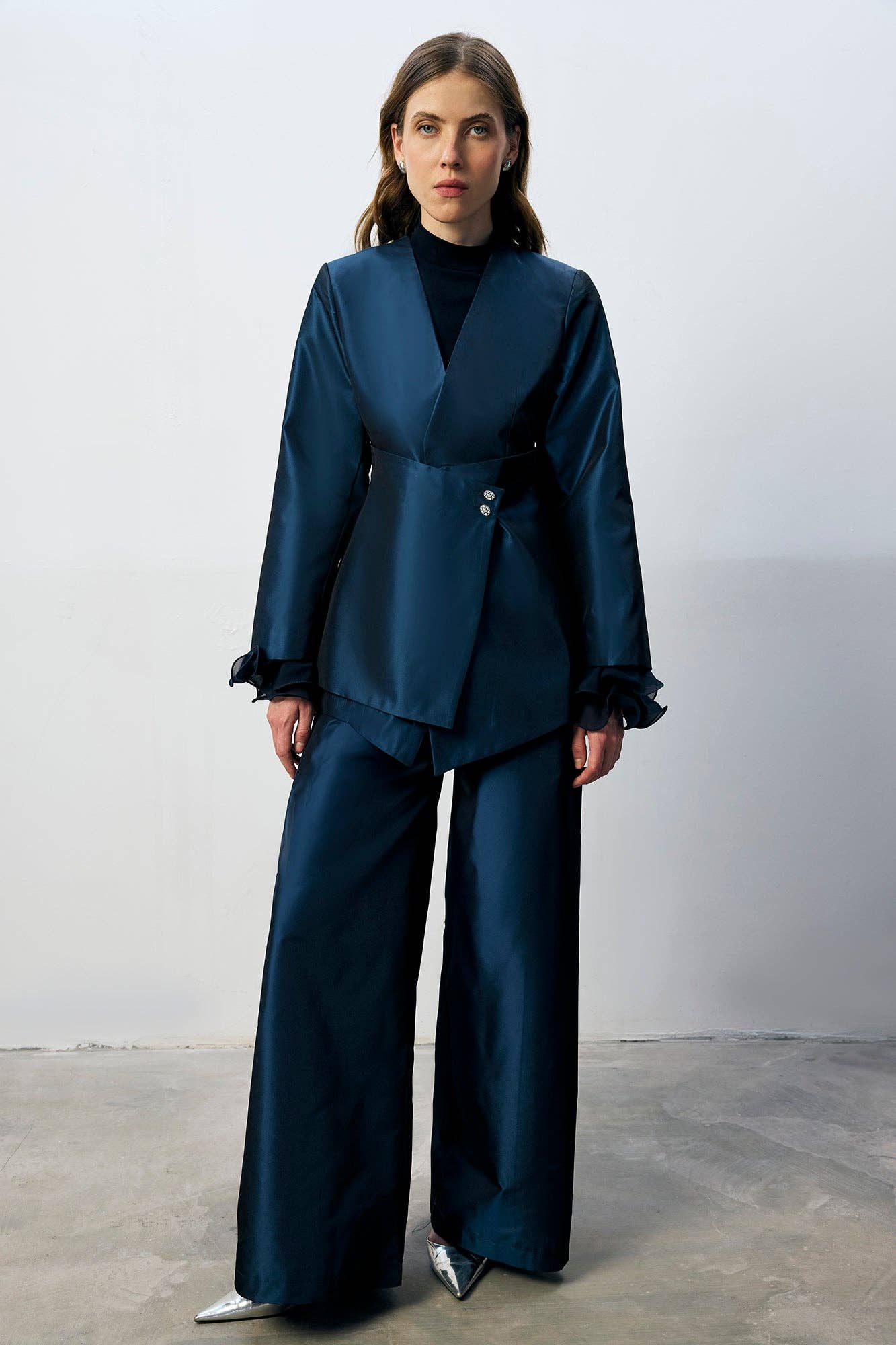 Completo donna blu navy con giacca asimmetrica e pantaloni palazzo