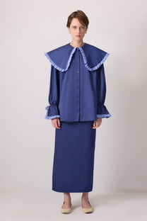 Camicia blu navy con maxi colletto a contrasto e volant