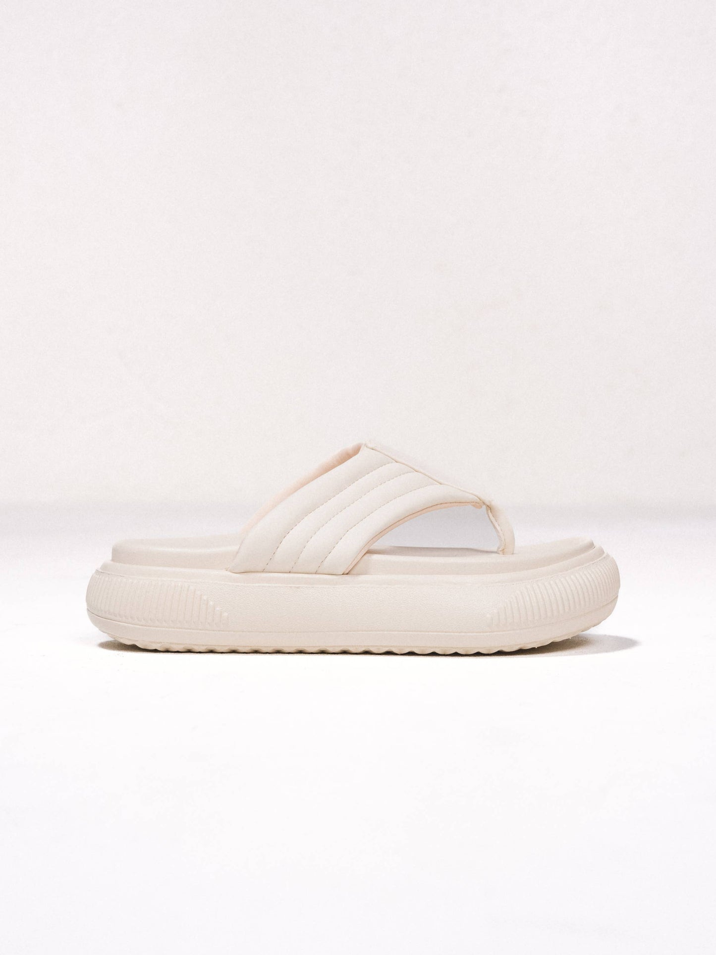 Sandali infradito platform con zeppa e fasce imbottite