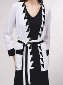 Cardigan in maglia con cintura e dettagli a contrasto