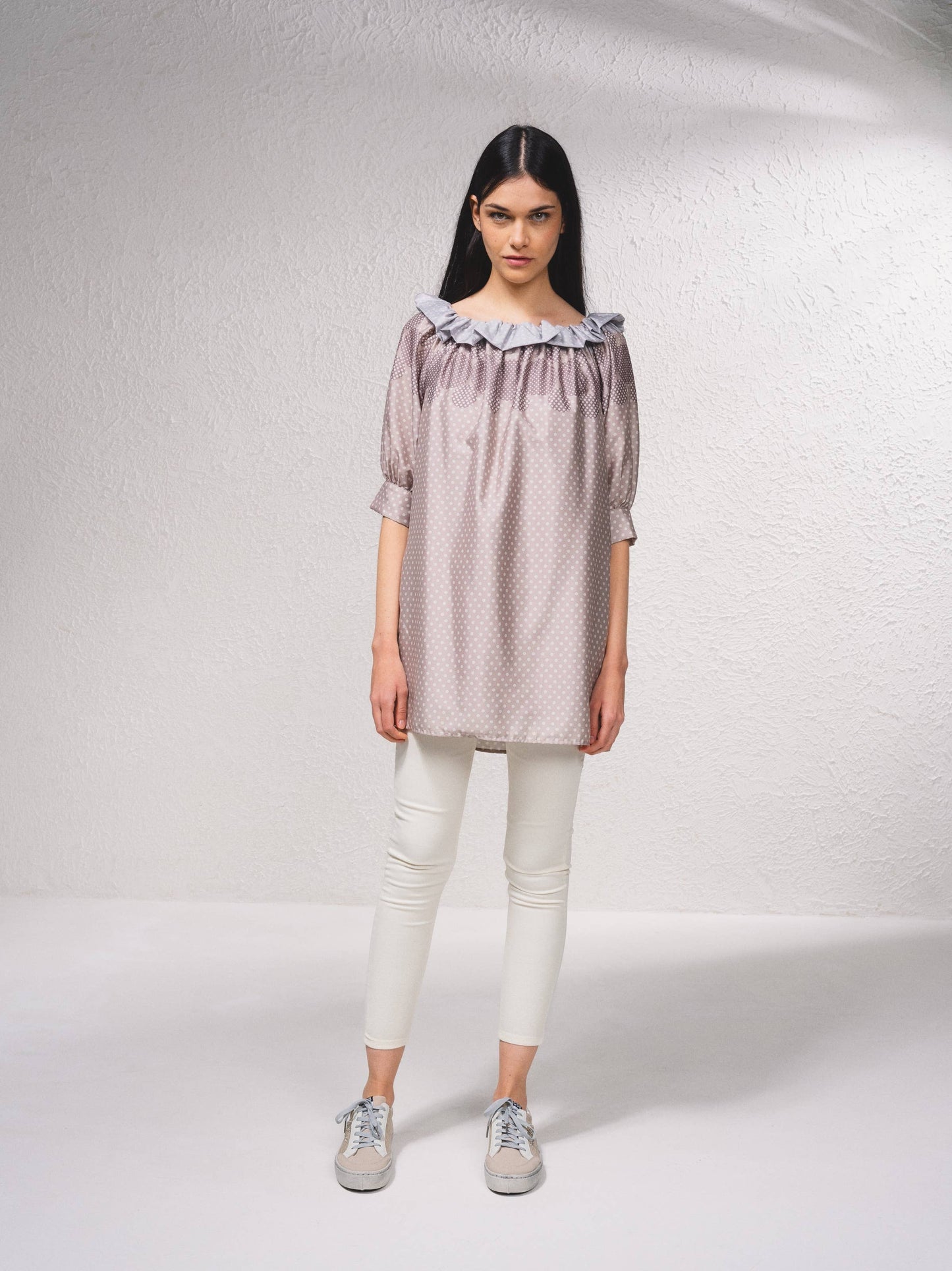 Blusa lunga a pois con scollo a barca e volant
