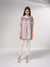 Blusa lunga a pois con scollo a barca e volant