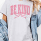 T-shirt oversize grafica “Be Kind” con fiocco