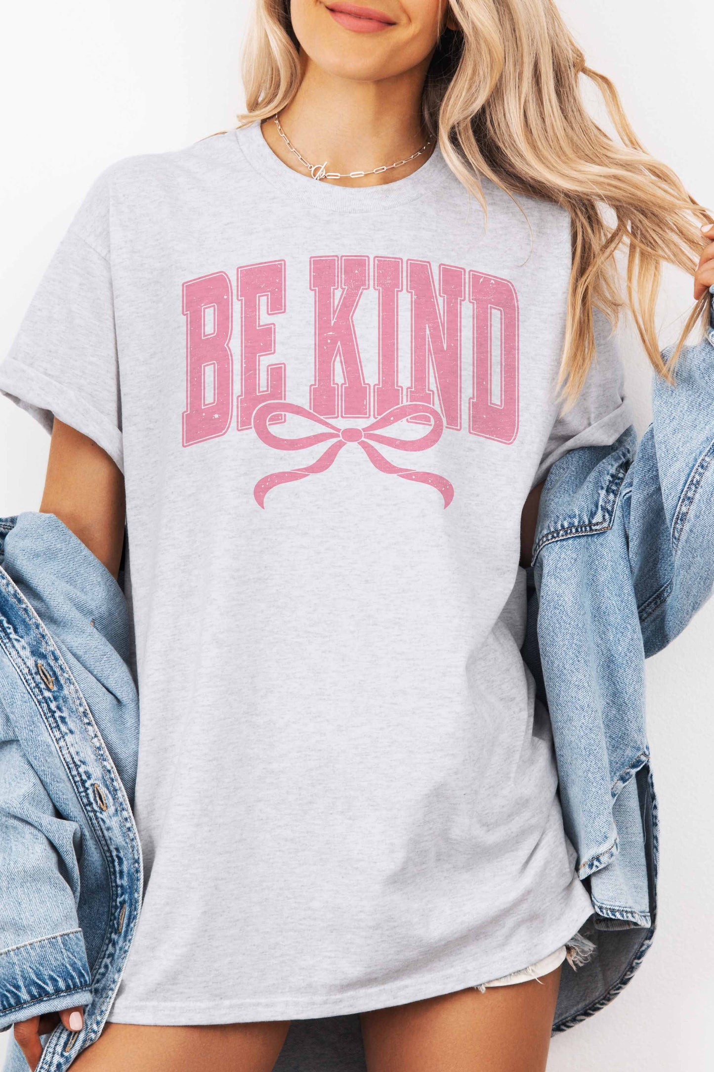 T-shirt oversize grafica “Be Kind” con fiocco