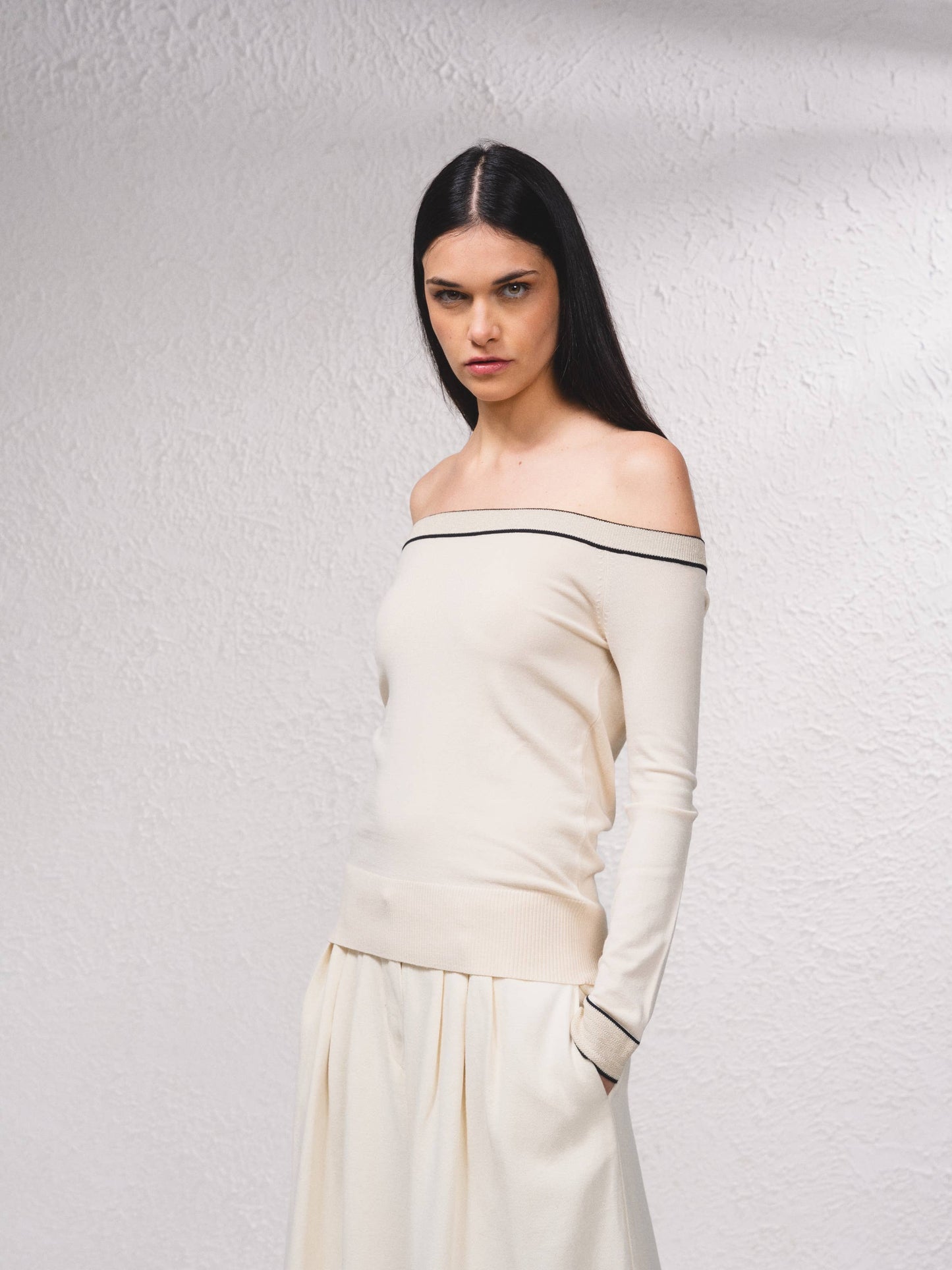 Maglione off-shoulder in lurex con profili a contrasto