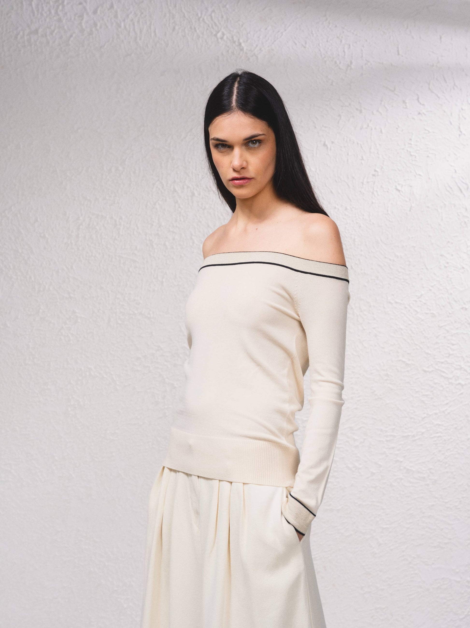 Maglione off-shoulder in lurex con profili a contrasto