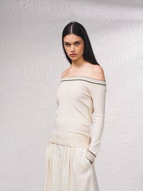 Maglione off-shoulder in lurex con profili a contrasto