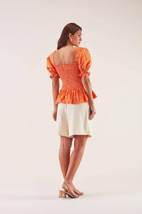 Blusa elasticizzata arancione a maniche a sbuffo