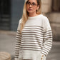 Maglione a righe con bottoni decorativi