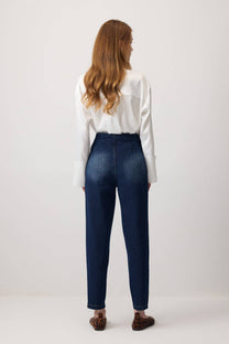 Pantaloni carrot in denim a vita alta