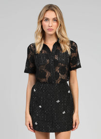 Camicia in pizzo nero con colletto e maniche corte
