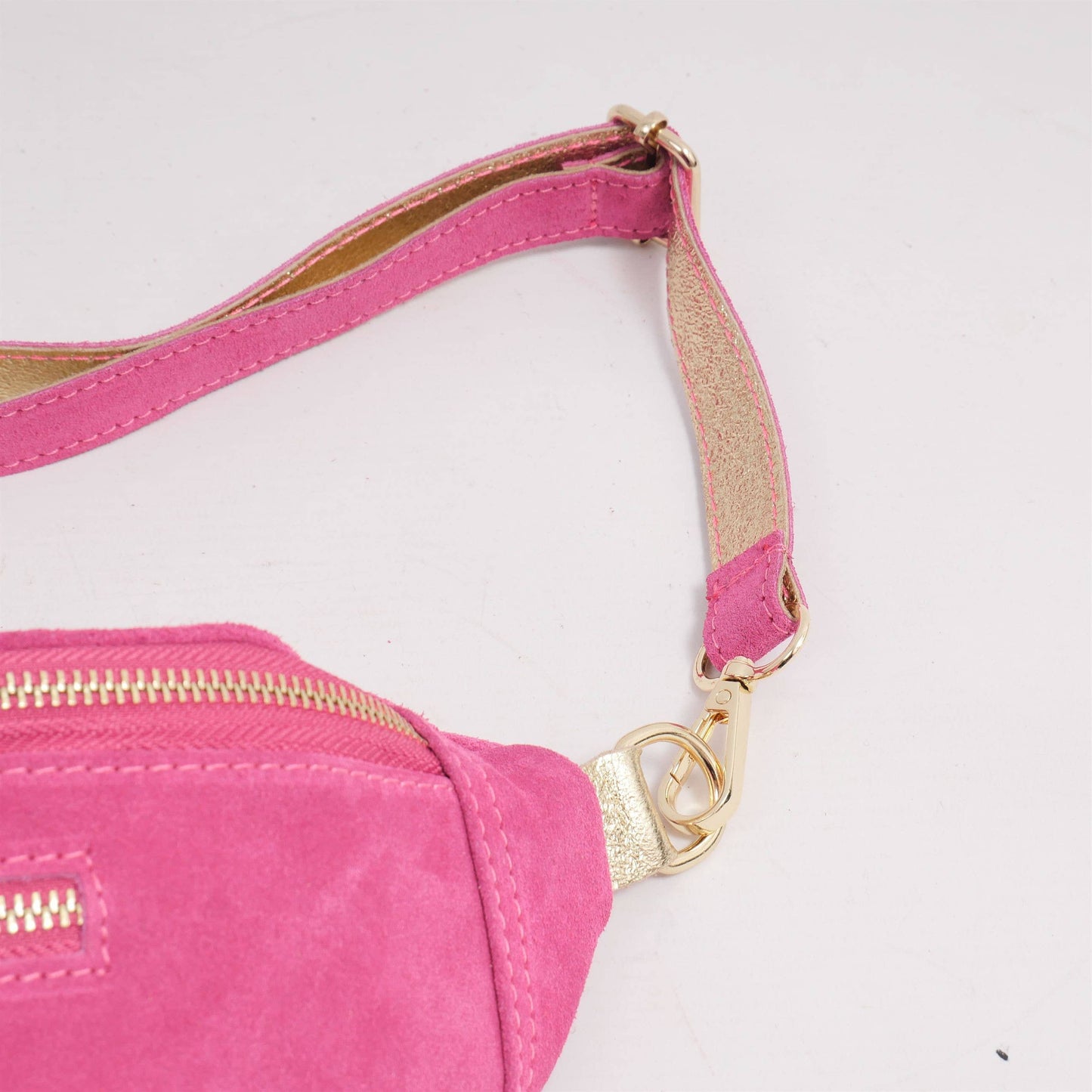 Marsupio in suede con dettagli in pelle dorata