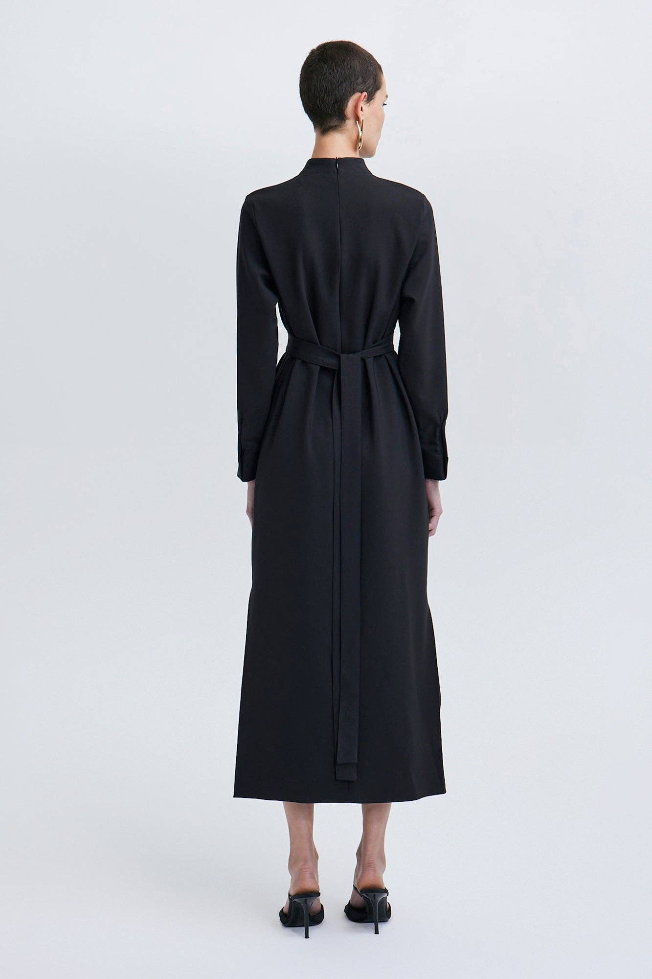 Abito maxi in crêpe nero con cintura e collo alto