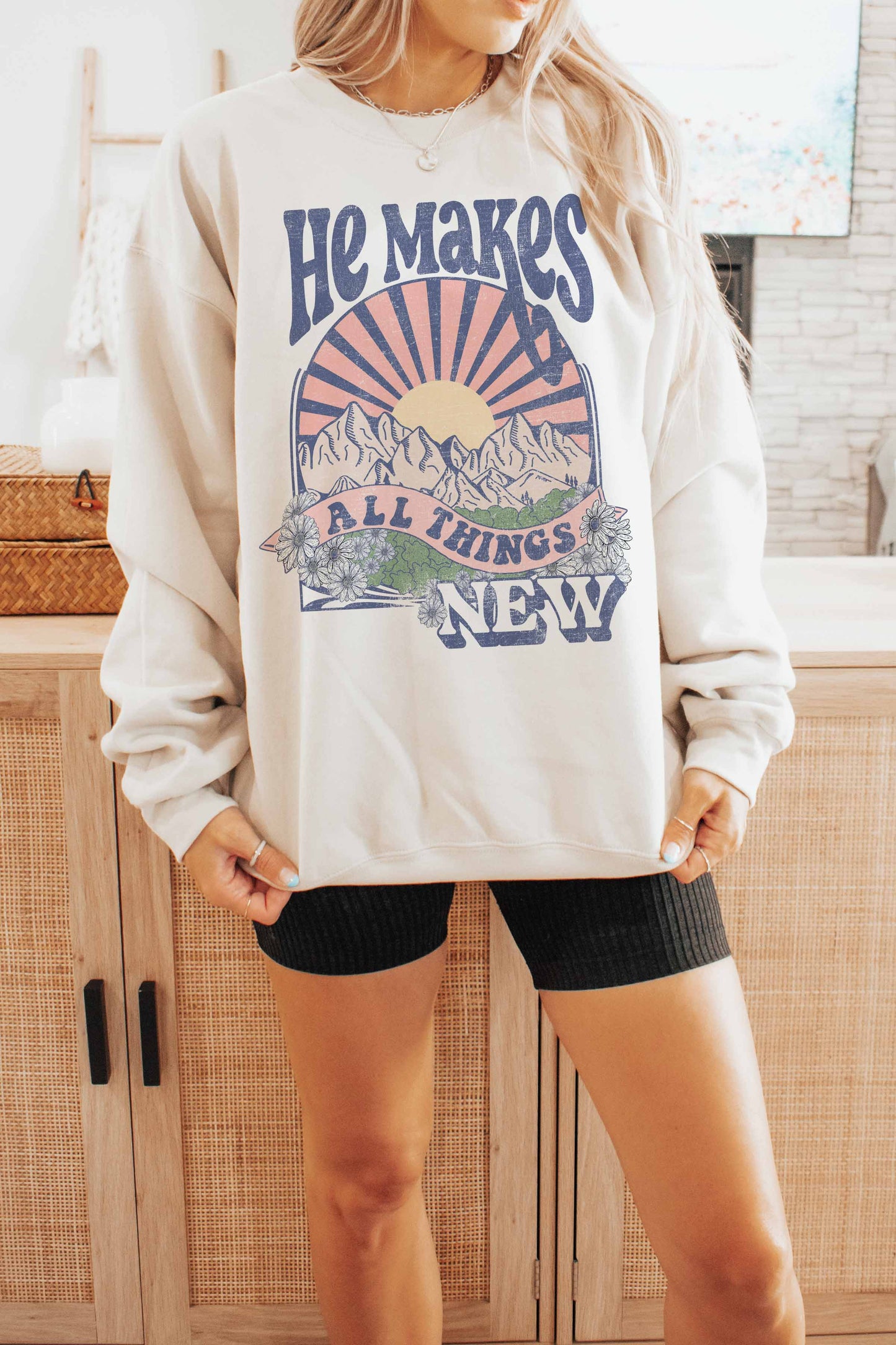 Felpa oversize grafica “He Makes All Things New”